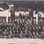 Elèves et enseignants sous le préau (1950) [Histoire de l'école Sainte Croix, Noisy-le-Sec]
