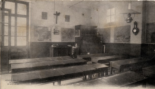 Ancienne salle de classe avec un crucifix au mur [Histoire de l'école Sainte Croix, Noisy-le-Sec]